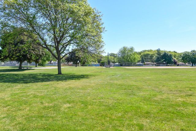 1304 N Grandview BOULEVARD, Waukesha, WI 53188