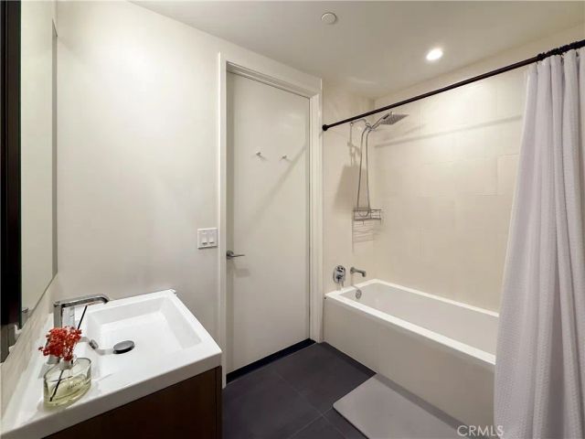 889 Francisco 2502, Los Angeles, CA 90017