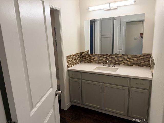 8601 International 265, Canoga Park, CA 91304