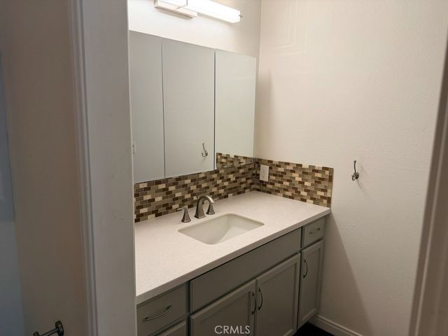 8601 International 265, Canoga Park, CA 91304