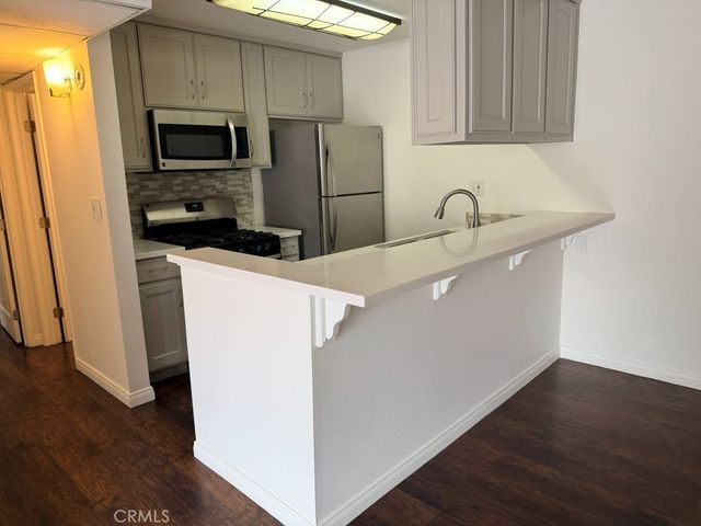 8601 International 265, Canoga Park, CA 91304