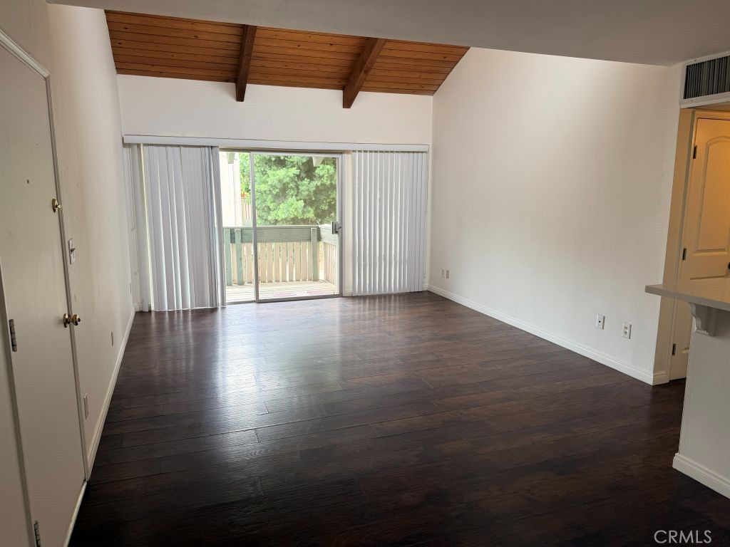 8601 International 265, Canoga Park, CA 91304