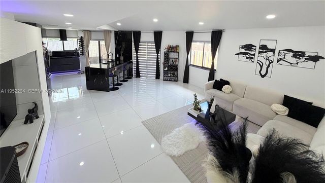 1100 SW 109th Ave, Pembroke Pines, FL 33025