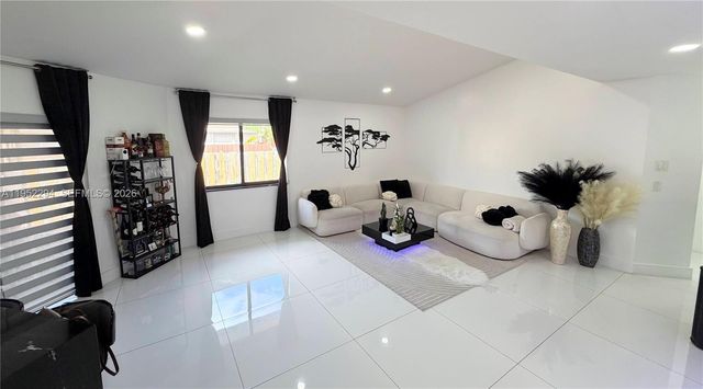 1100 SW 109th Ave, Pembroke Pines, FL 33025