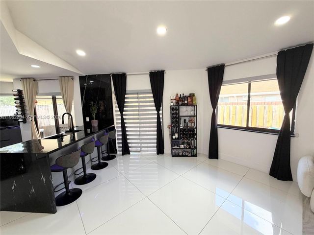 1100 SW 109th Ave, Pembroke Pines, FL 33025