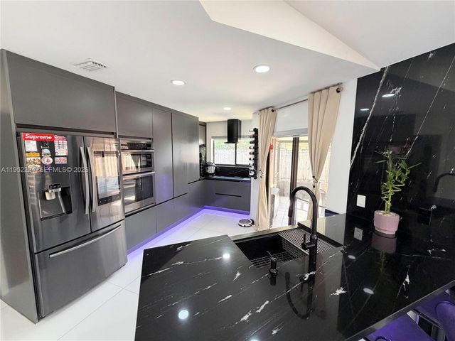 1100 SW 109th Ave, Pembroke Pines, FL 33025