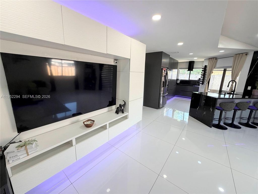 1100 SW 109th Ave, Pembroke Pines, FL 33025