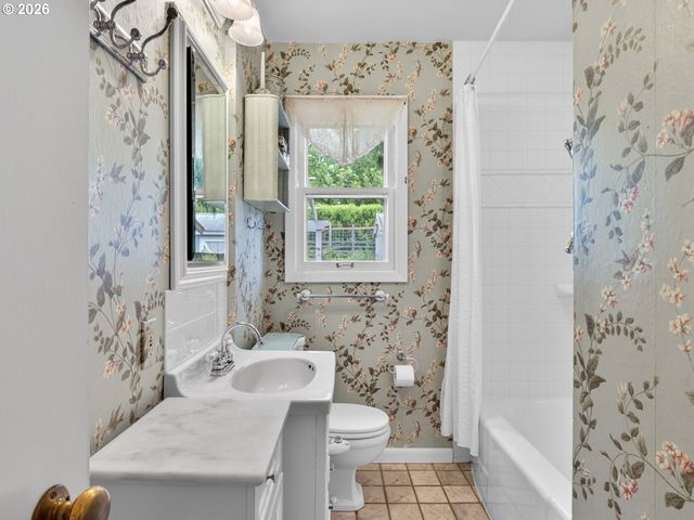 5025 Sw VERMONT St, Portland, OR 97219