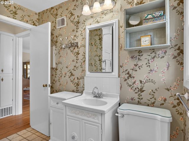 5025 Sw VERMONT St, Portland, OR 97219