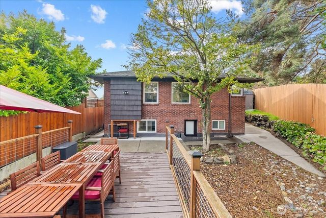 8250 Corliss Avenue N, Seattle, WA 98103