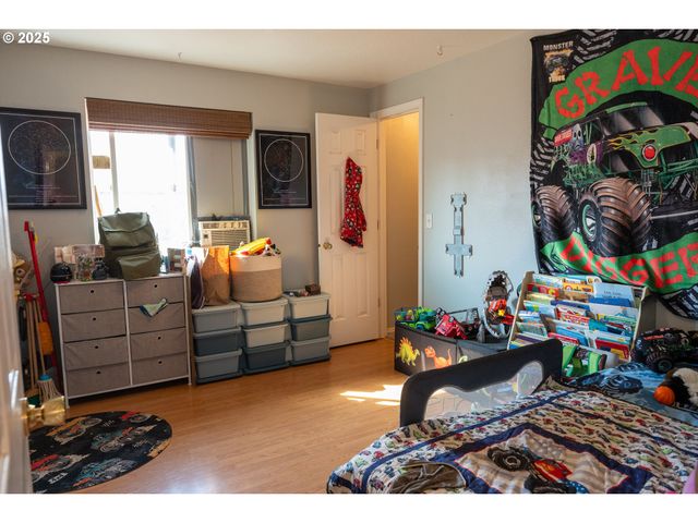 689 BLUE JAY Loop, Creswell, OR 97426