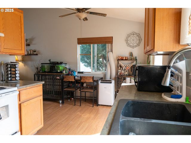 689 BLUE JAY Loop, Creswell, OR 97426