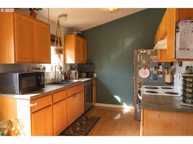 689 BLUE JAY Loop, Creswell, OR 97426