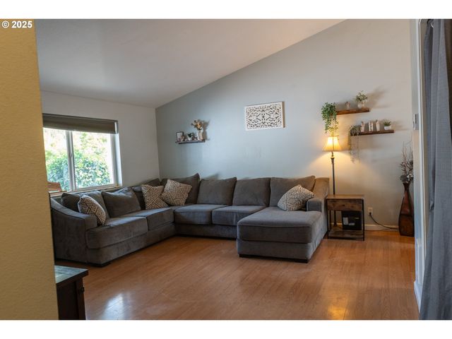 689 BLUE JAY Loop, Creswell, OR 97426