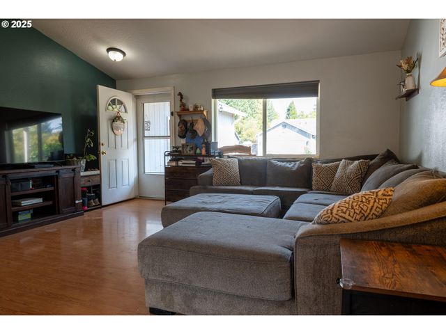 689 BLUE JAY Loop, Creswell, OR 97426