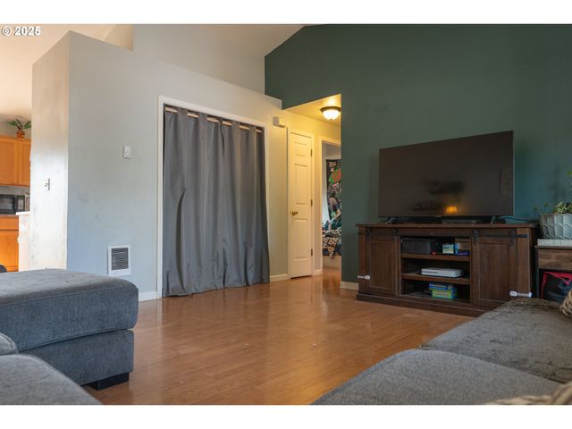 689 BLUE JAY Loop, Creswell, OR 97426