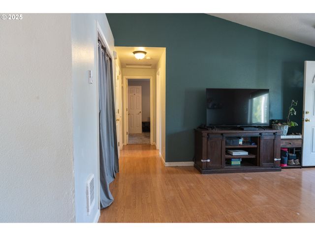 689 BLUE JAY Loop, Creswell, OR 97426