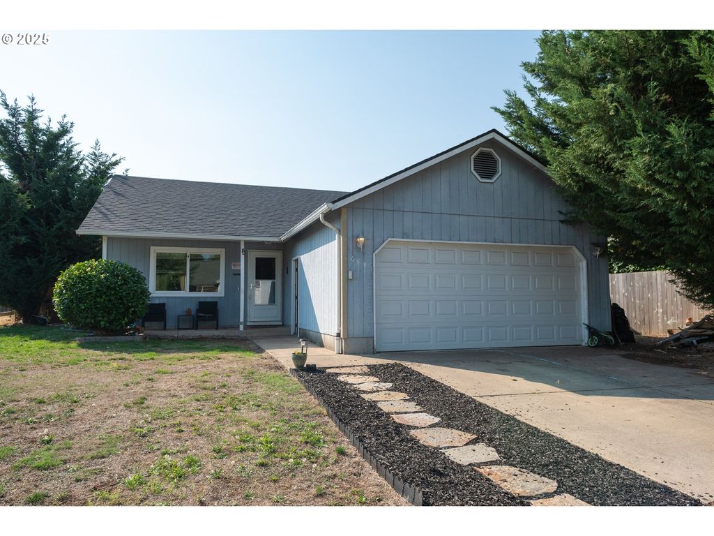 689 BLUE JAY Loop, Creswell, OR 97426