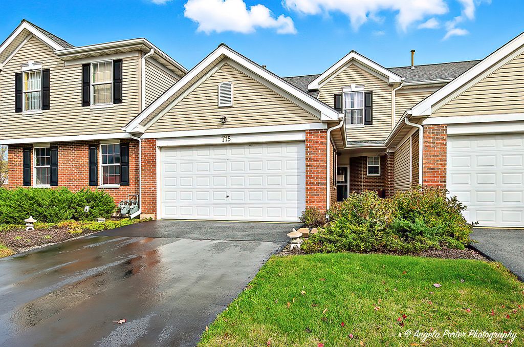 715 Legend Lane 715, Mchenry, IL 60050