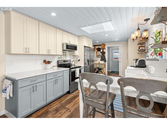 1385 RIVER BEND Rd, Salem, OR 97304