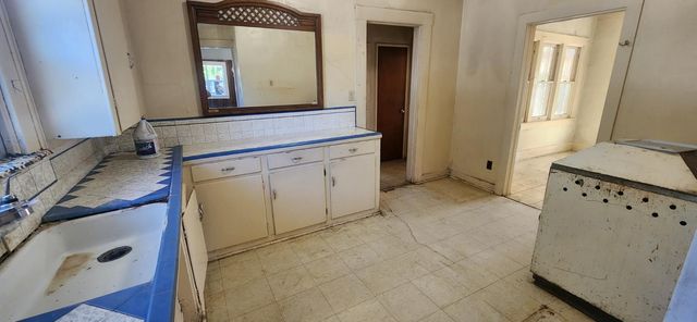 5469 E Tulare Avenue, Fresno, CA 93727