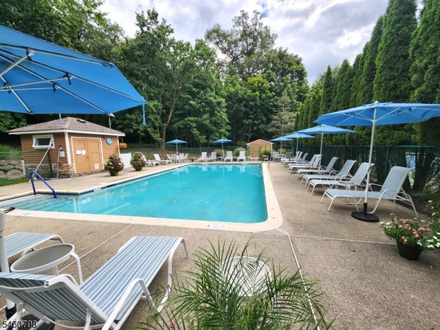 8 Hunter Rd 8, North Haledon Boro, NJ 07508