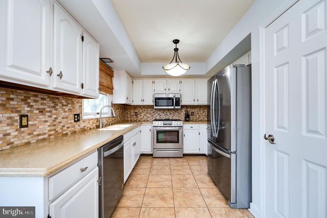 352 SADDLEBROOK DR, Wernersville, PA 19565