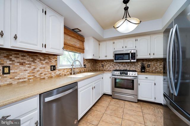 352 SADDLEBROOK DR, Wernersville, PA 19565