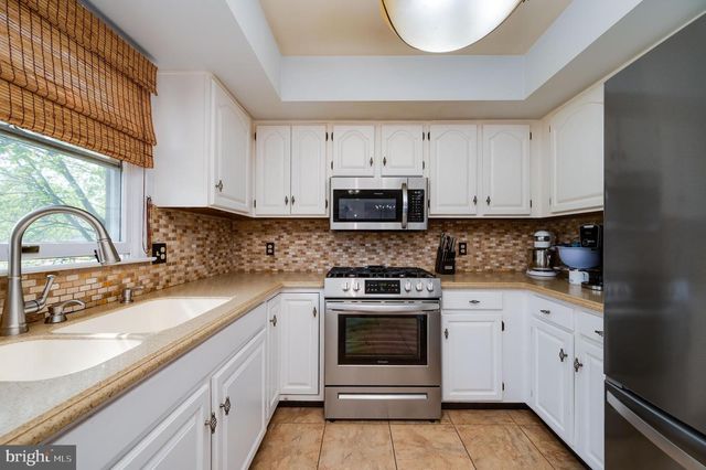 352 SADDLEBROOK DR, Wernersville, PA 19565