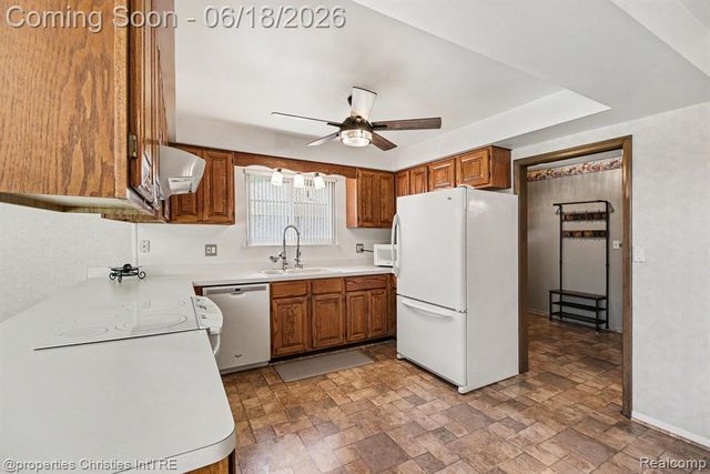 32916 Cambridge Drive, Warren, MI 48093