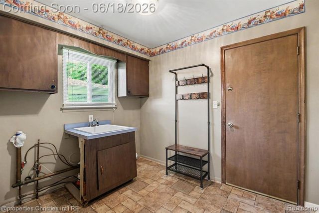 32916 Cambridge Drive, Warren, MI 48093