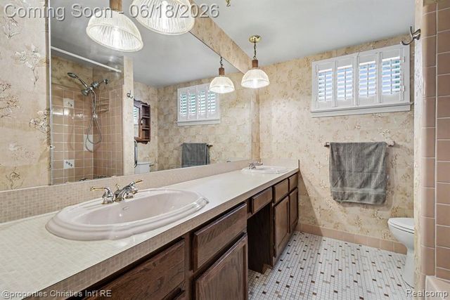 32916 Cambridge Drive, Warren, MI 48093
