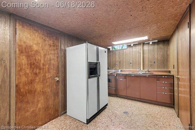 32916 Cambridge Drive, Warren, MI 48093