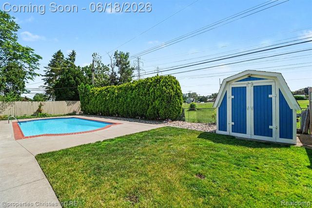 32916 Cambridge Drive, Warren, MI 48093