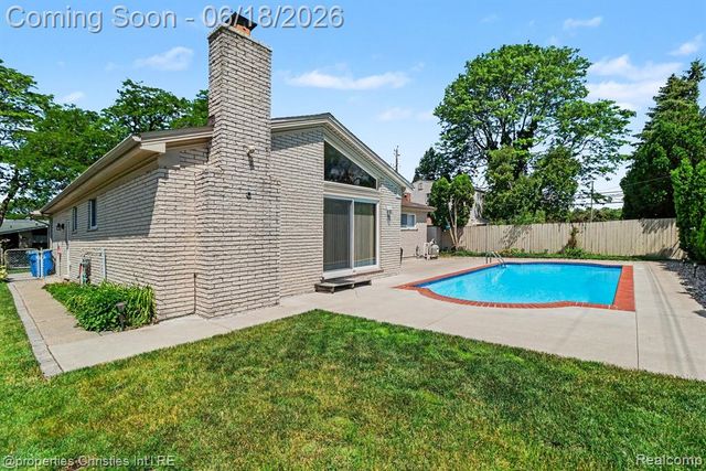 32916 Cambridge Drive, Warren, MI 48093