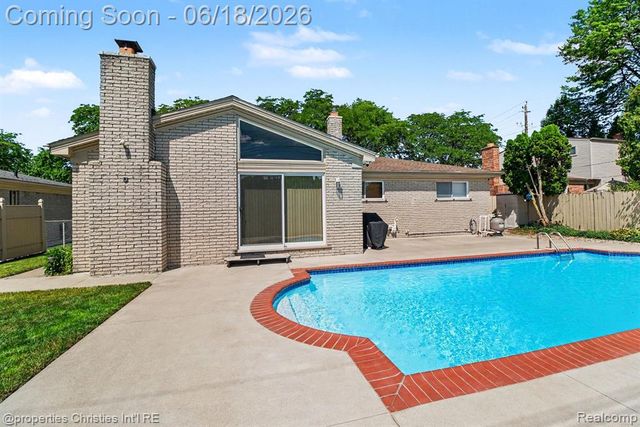 32916 Cambridge Drive, Warren, MI 48093