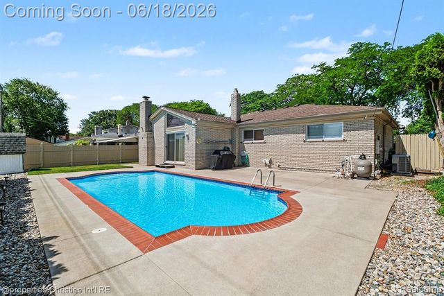 32916 Cambridge Drive, Warren, MI 48093