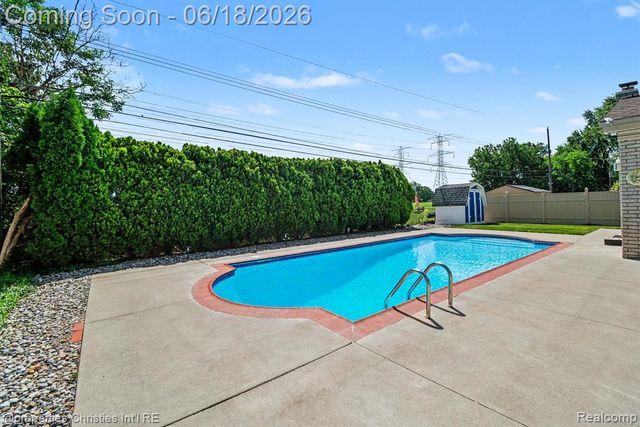 32916 Cambridge Drive, Warren, MI 48093
