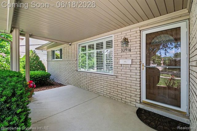 32916 Cambridge Drive, Warren, MI 48093