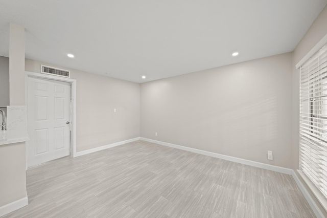 2201 Fountain View Drive 25, Houston, TX 77057