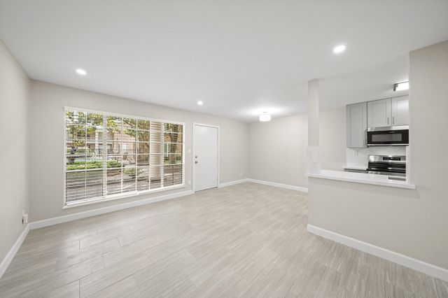 2201 Fountain View Drive 25, Houston, TX 77057
