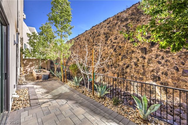 422 Tranquil Peak Court, Henderson, NV 89012