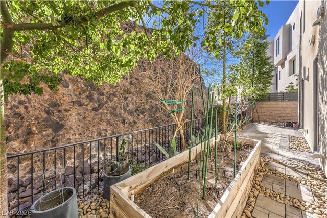 422 Tranquil Peak Court, Henderson, NV 89012