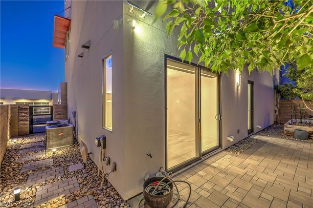 422 Tranquil Peak Court, Henderson, NV 89012