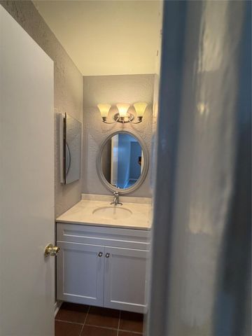 5212 Arboles Drive A, Houston, TX 77035