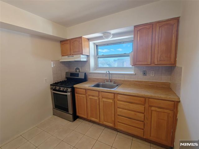 2430 8th Street 6D, Fort Lee, NJ 07024