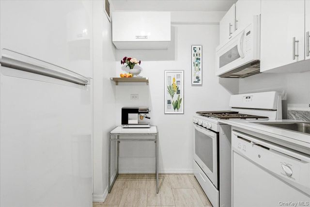 70-25 Yellowstone Boulevard 4B, Forest Hills, NY 11375