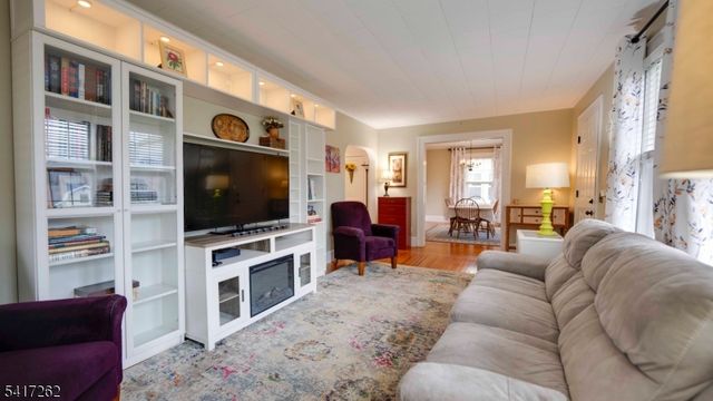 17 Main St, Lebanon Boro, NJ 08833