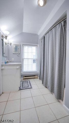 17 Main St, Lebanon Boro, NJ 08833