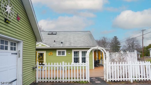 17 Main St, Lebanon Boro, NJ 08833